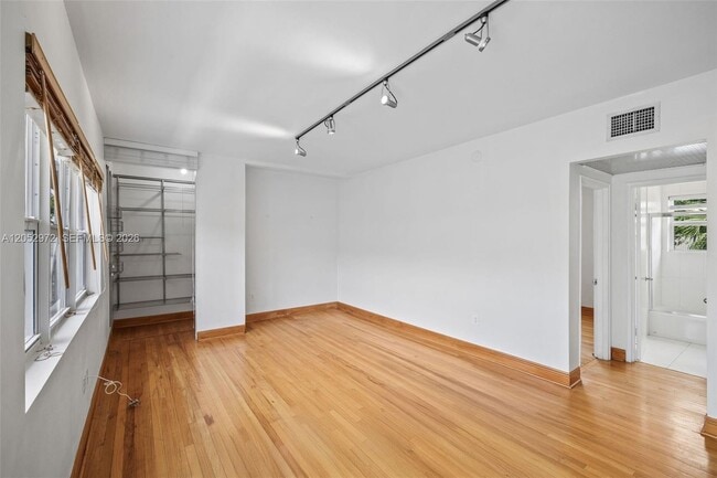 Building Photo - 1100 Venetian Way