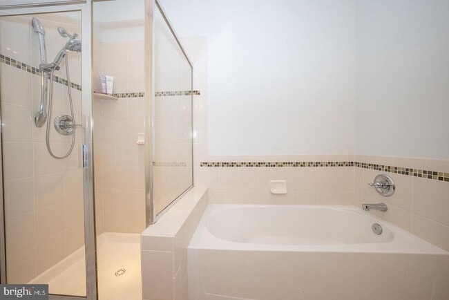 Building Photo - 300 W Elm St