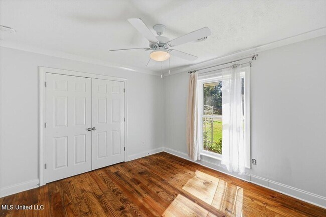 Building Photo - 144 Rollingwood Dr