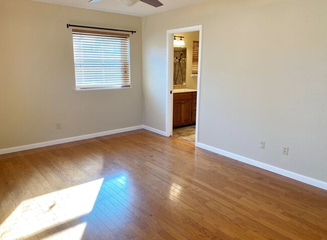 Building Photo - Adorable and Freshly painted Edgecliff Village 3 Bed 2 Bath!!