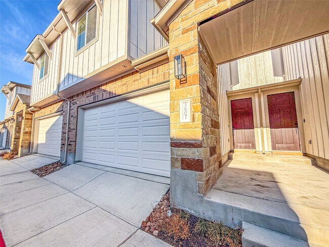 Building Photo - 5609 Mobeetie Lp