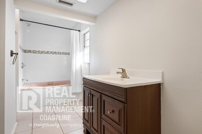 Building Photo - Welcome to Your Venice Oasis!