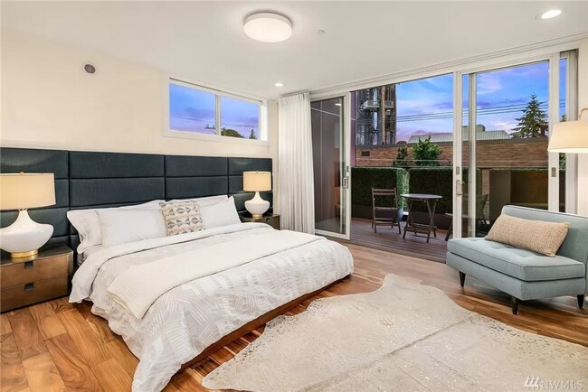 Building Photo - Stunning 2 Bed 3 Bath Home in Queen Anne