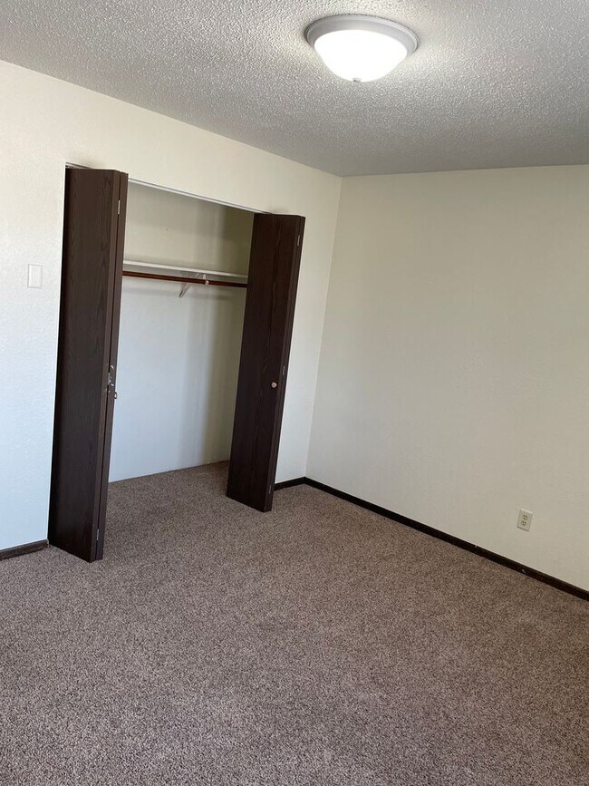 Building Photo - Three Bedroom 1.5 Bathroom