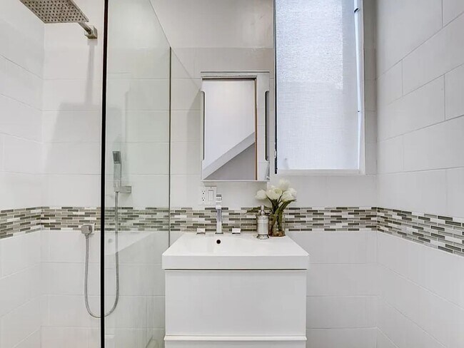 Building Photo - RARE Luxurious 3 Bedroom + Office in Hillcrest / Mission Hills