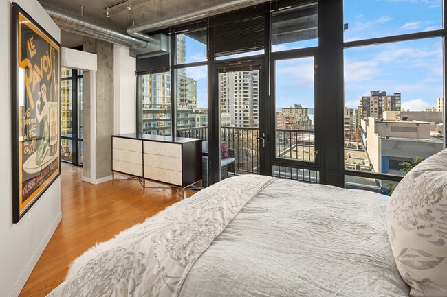 Building Photo - 2720 3rd Ave