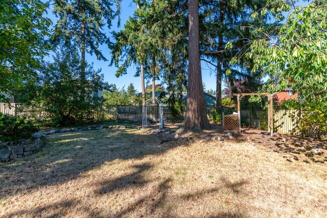 Building Photo - 564 NW 2nd Ave