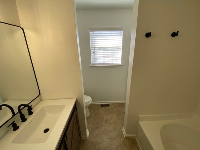 Building Photo - 2200 Parkside Dr