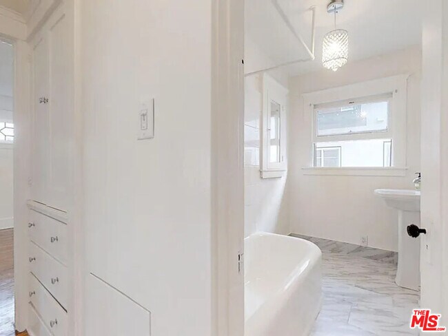 Building Photo - 1260 Flores St