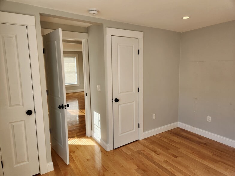 Building Photo - 17 Roundy St