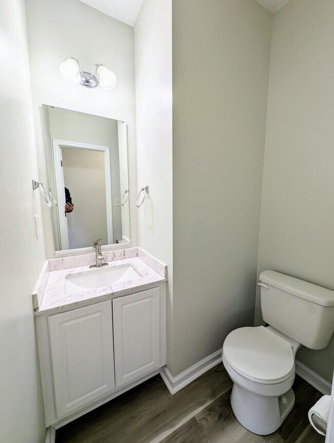Building Photo - Move-In Ready Townhome with Downstairs Pri...