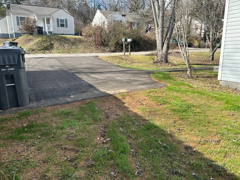 Off Street Parking - 612 Hillview Rd