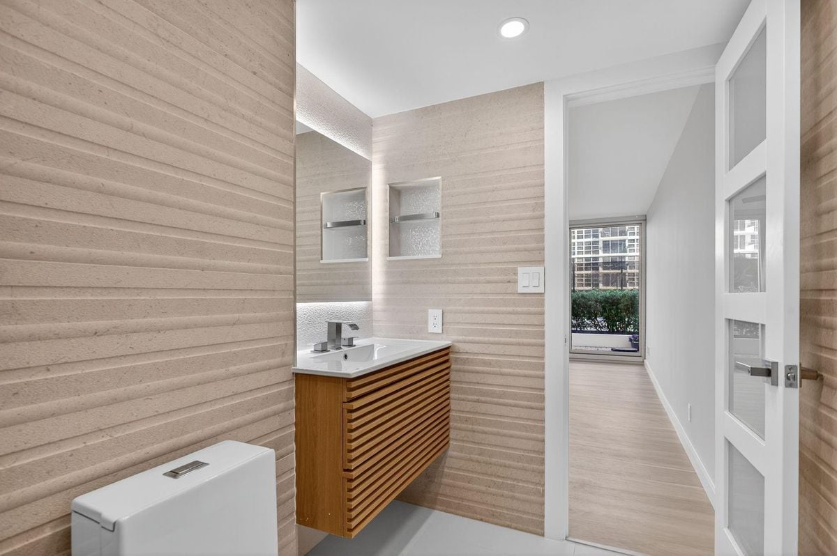 Building Photo - 525 N Ocean Blvd