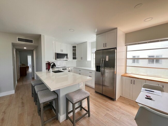 Building Photo - 698 Normandy Ln