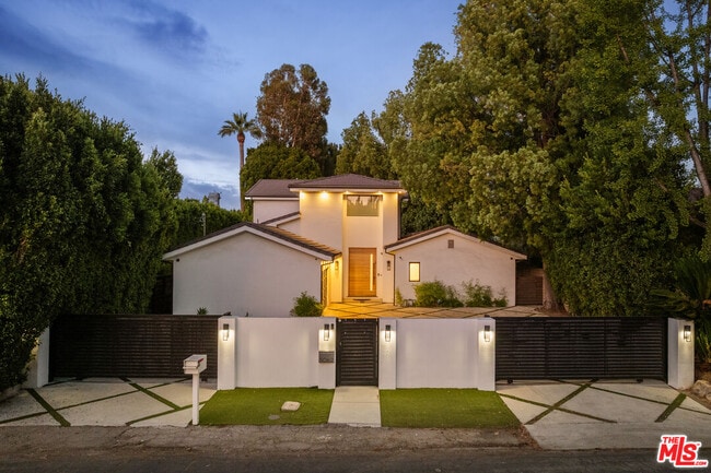 Building Photo - 5062 Woodley Ave
