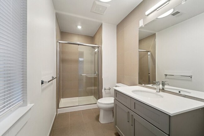 Building Photo - 475 William St