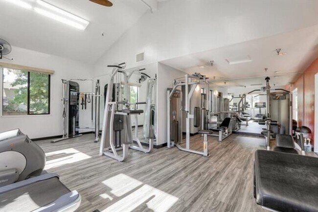 Building Photo - End Unit 2 Bed, 2 Bath Townhouse with Atta...