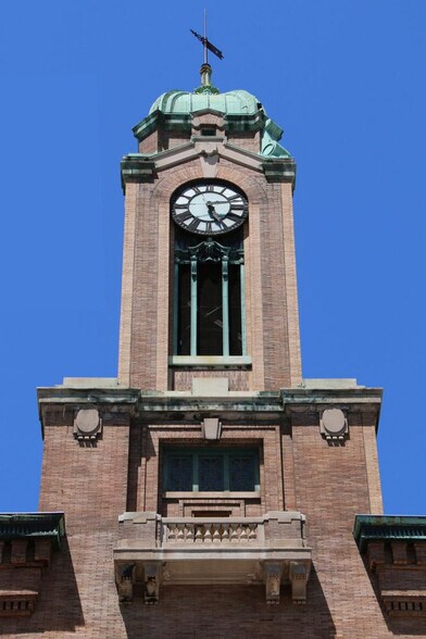 Building Photo - 260 E Main St