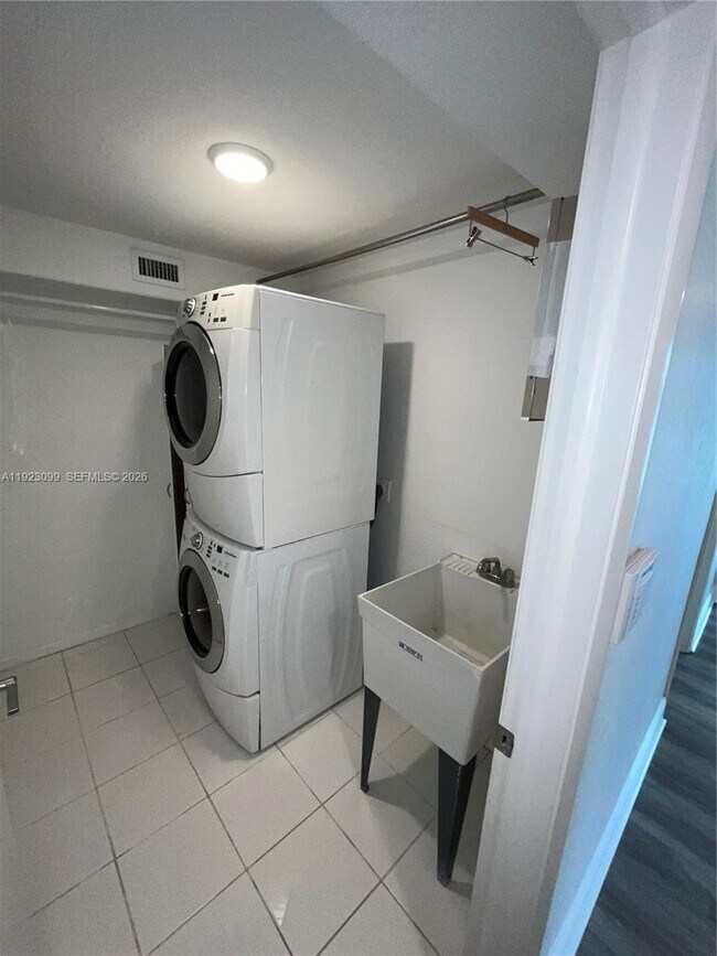 Building Photo - 1127 Laguna Springs Dr