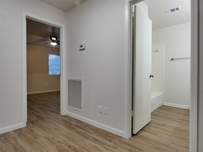 Building Photo - 610 Golfview Dr