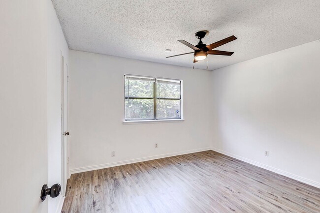 Building Photo - 2015 Newton Dr