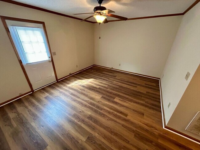 Building Photo - Conveniently Located Townhouse!