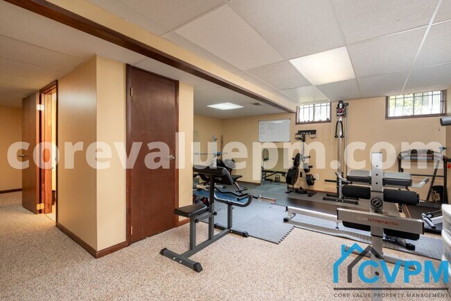 Building Photo - 15952 Alameda Dr