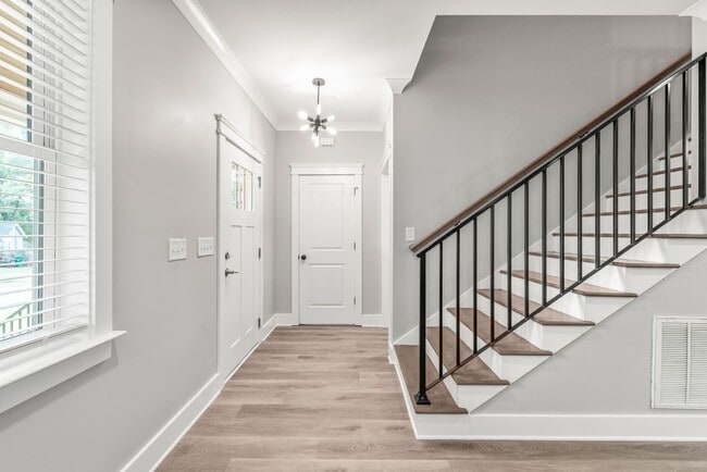 Building Photo - Beautiful Home with a Backyard Deck in Bid...