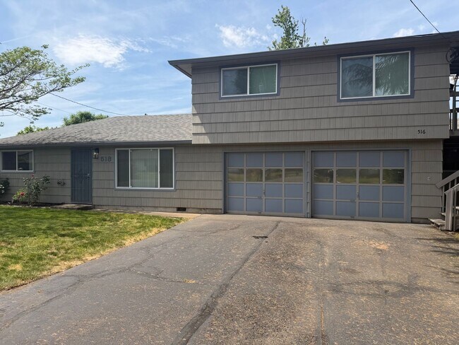 Building Photo - Updated 2 bedroom 1 bath duplex!