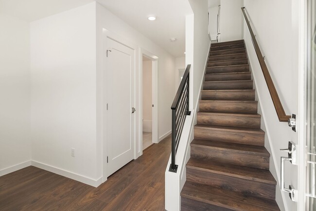 Building Photo - 2bd/1.75ba Seattle Townhome