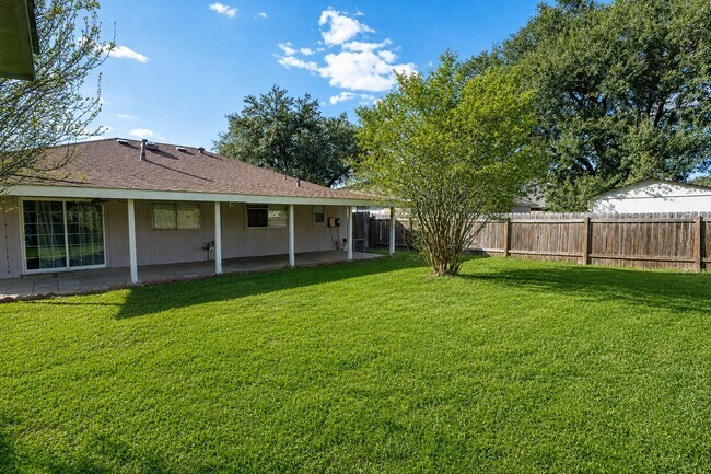Building Photo - 2022 Crosscoach Ln