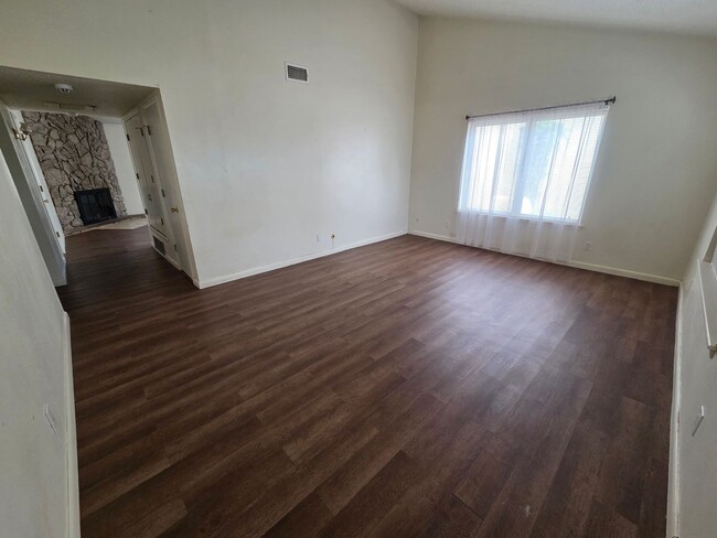 Building Photo - Adorable 3 Bed/2 Bath Paseo Village Townhome