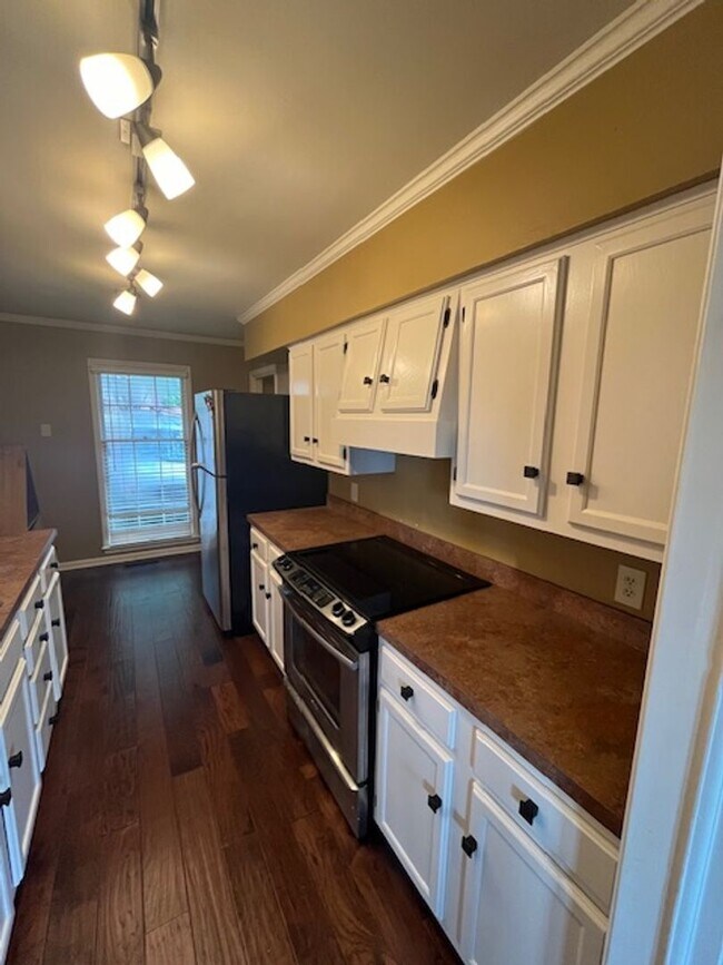 Building Photo - Elegant Colonial Style 2 Bedroom 2 and a half Bathroom Townhome in Little Rock