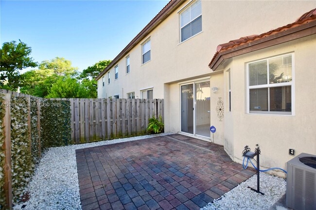 Building Photo - 20733 NE 10th Ct