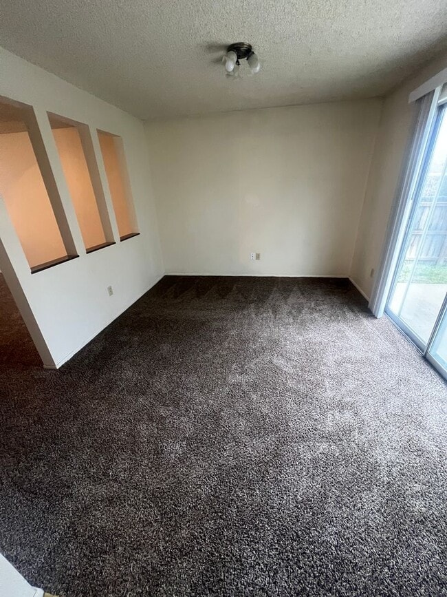 Building Photo - 1426-1426 E Poplar St