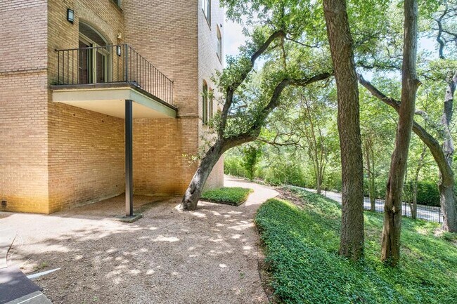 Building Photo - 3718 Bridle Path