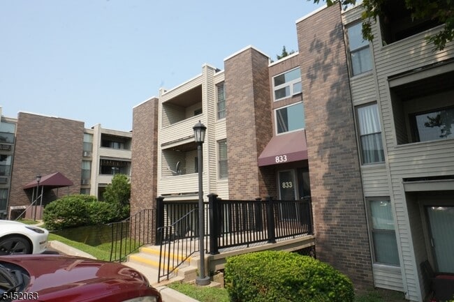 Building Photo - 833 Main St