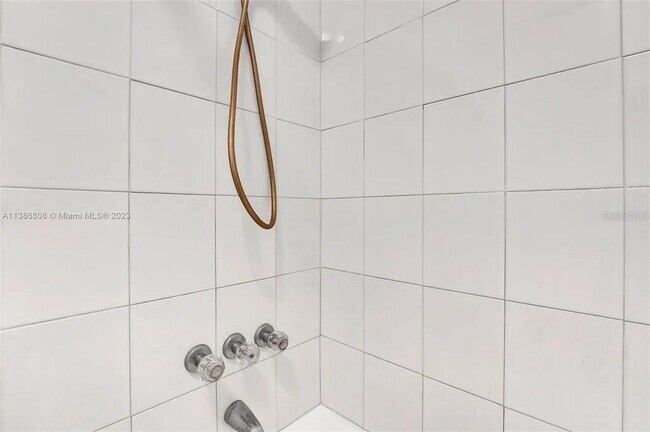 Building Photo - 437 Swan Ave