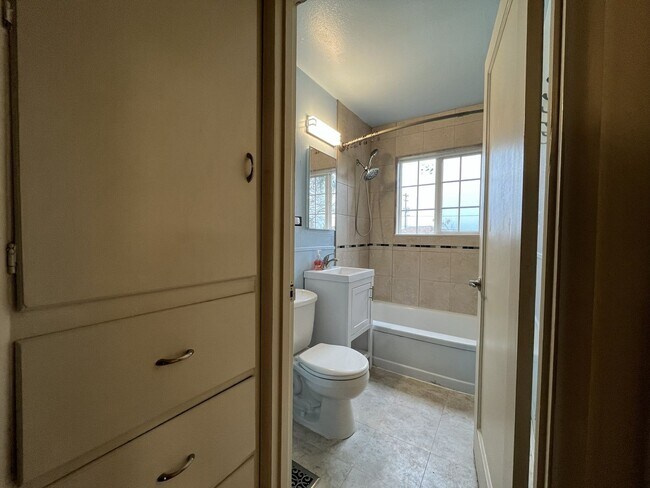 Building Photo - Cozy Portland Gem with Bright, Open Living...