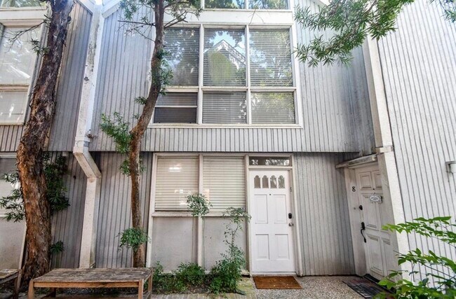 Building Photo - 615 Kipling St