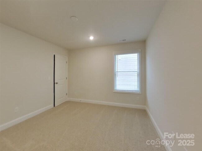 Building Photo - 139 Queenshall Rd