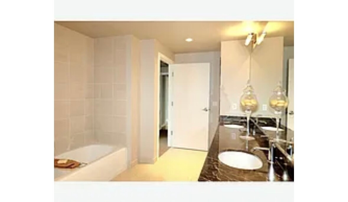 Building Photo - 1900 S River Dr