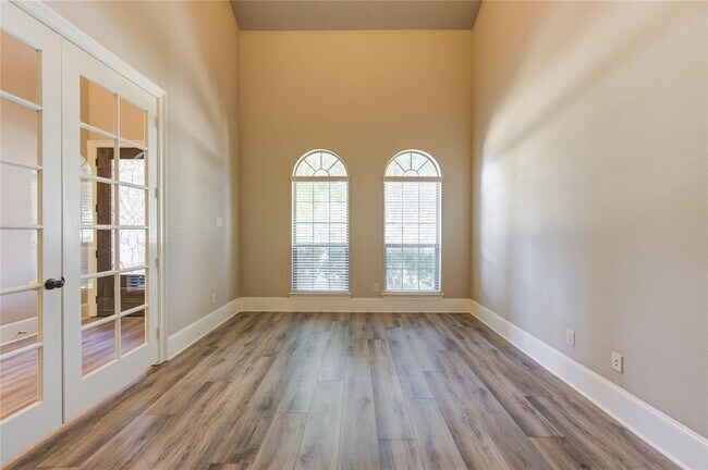 Building Photo - 611 Whitney Oaks Ln