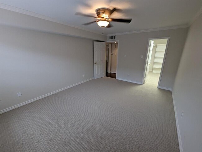 Building Photo - 355 N Post Oak Ln