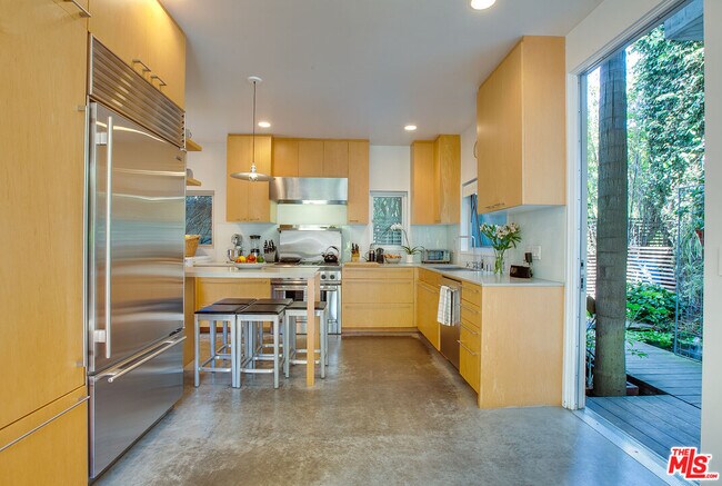 Building Photo - 757 1/2-757 1/2 Milwood Ave