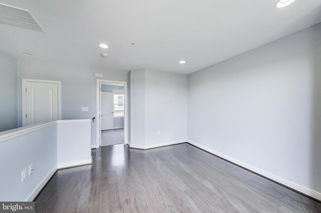 Building Photo - 16580 Crabbs Branch Way