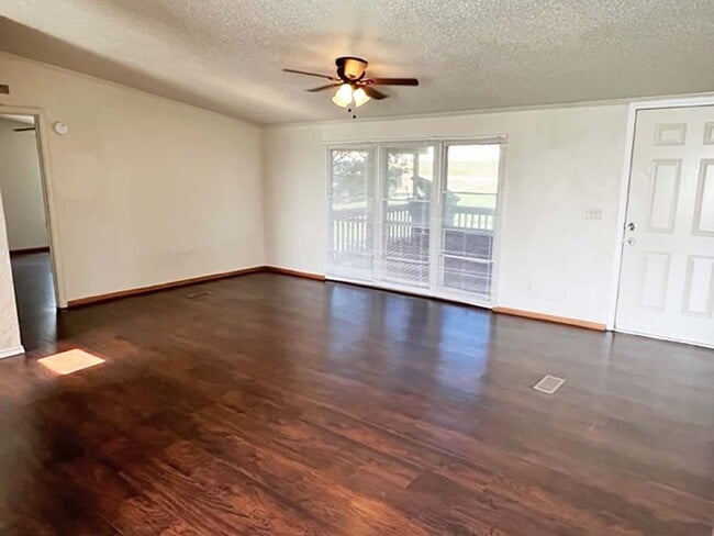 Building Photo - Great 4 Bdrm 2 Bath Manufactured Home in R...
