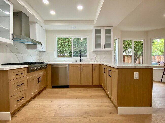 Building Photo - 11 Paddock Ct