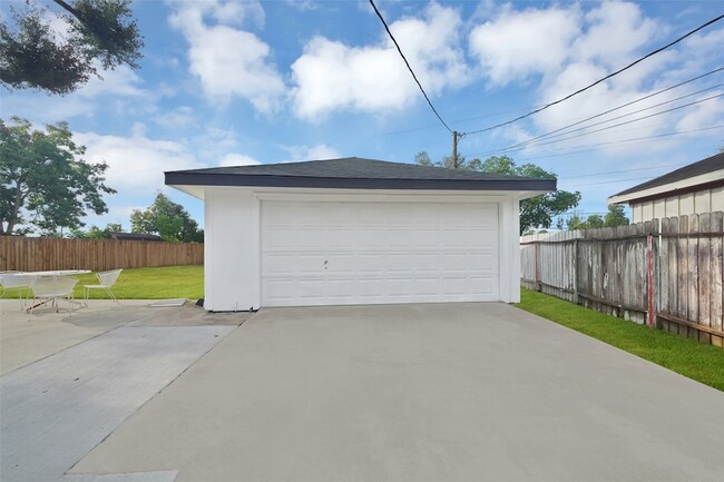 Building Photo - 5215 Trail Lake Dr