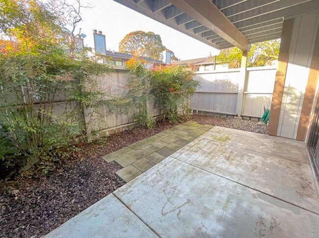 Building Photo - Cozy 2 Bedroom Ground Level Condo In The Highly Desirable New Park Village Community in Newark